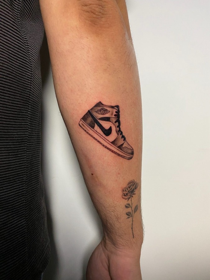 Tatuagem Air Jordan em minirrealismo, feita por Leonardo Fonseca em São Luís – MA