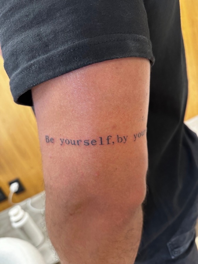 Tatuagem Be yourself em lettering, feita por Leonardo Fonseca em São Luís – MA