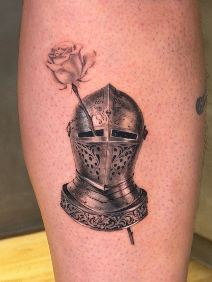 Tatuagem Elmo e rosa em realismo, feita por Leonardo Fonseca em São Luís – MA