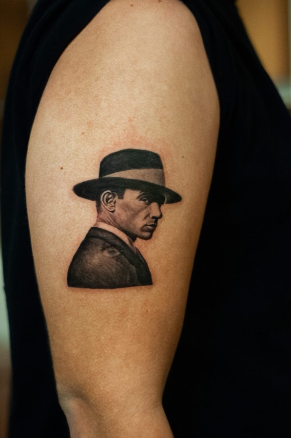 Tatuagem Frank Sinatra em minirrealismo, feita por Leonardo Fonseca em São Luís – MA