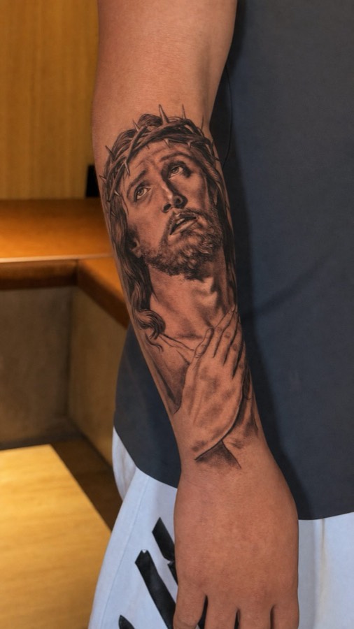 Tatuagem Jesus em realismo, feita por Leonardo Fonseca em São Luís – MA