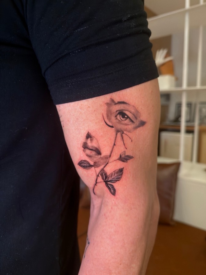 Tatuagem Rosa surrealista em realismo, surrealismo, feita por Leonardo Fonseca em São Luís – MA